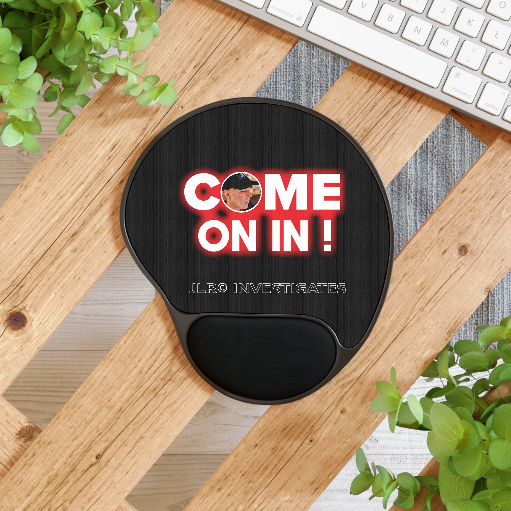 Come On In! JLR© Investigates Mouse Pad with Wrist Rest
